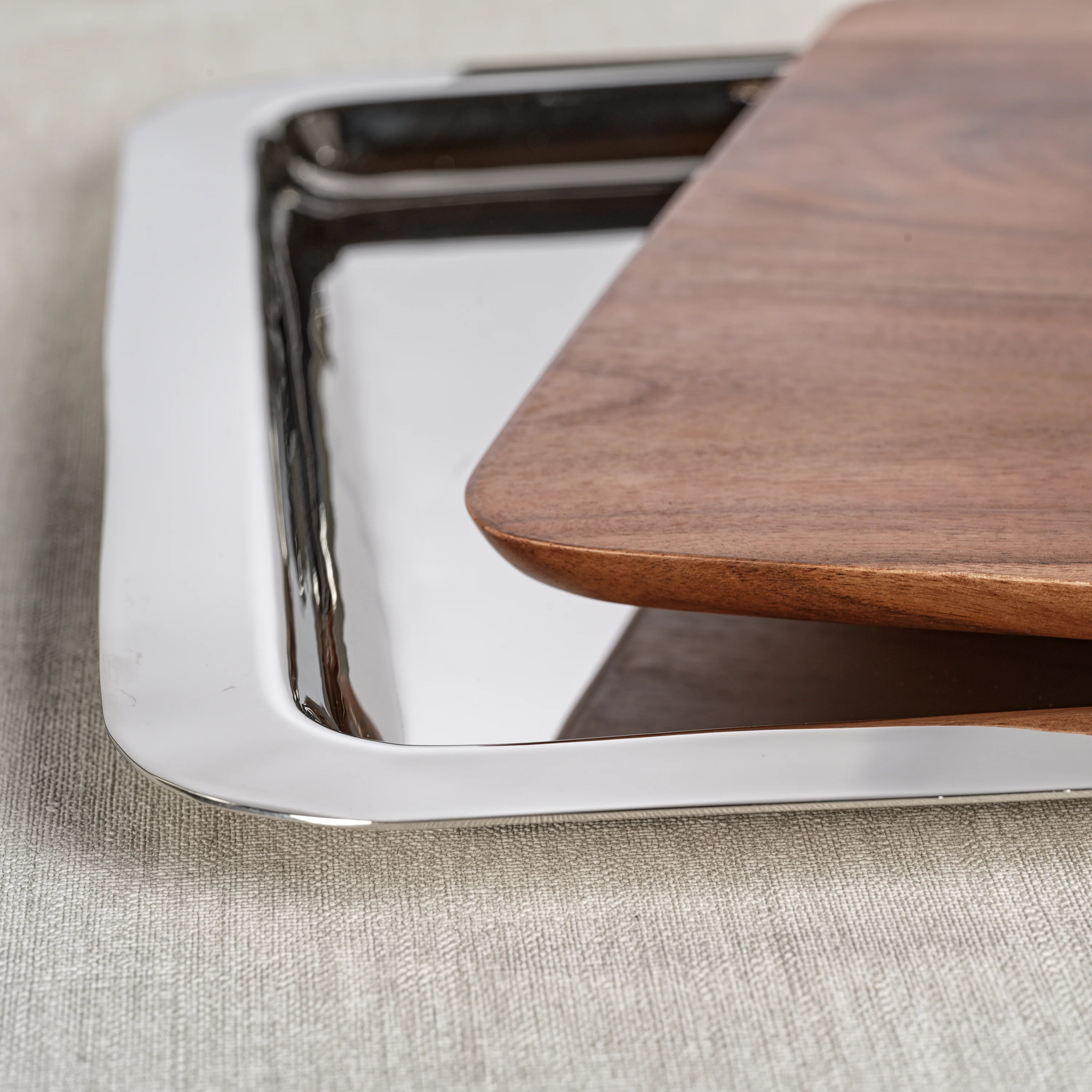 Brasserie alloy and acacia wood